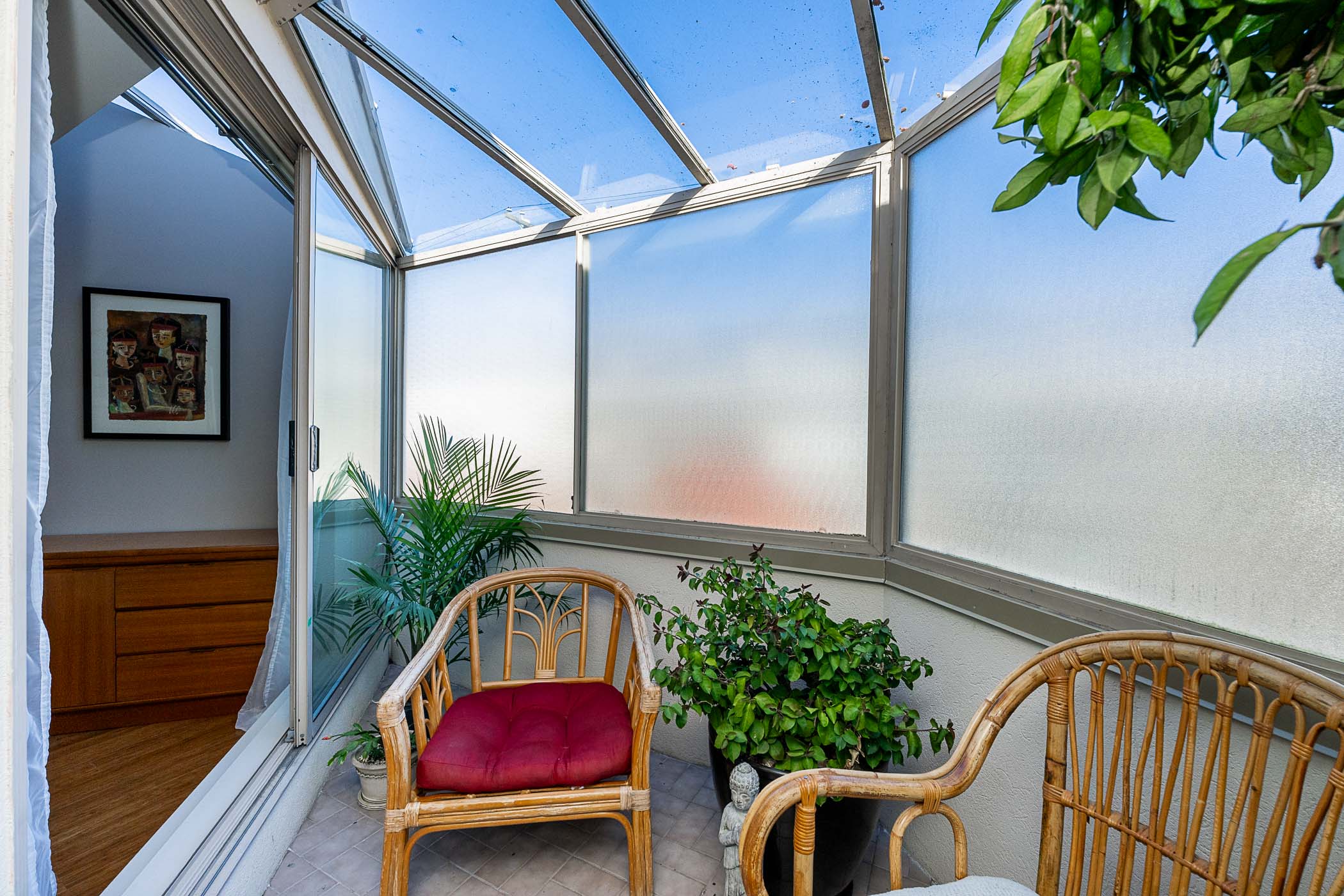 #201 - 2433 Bellevue Avenue